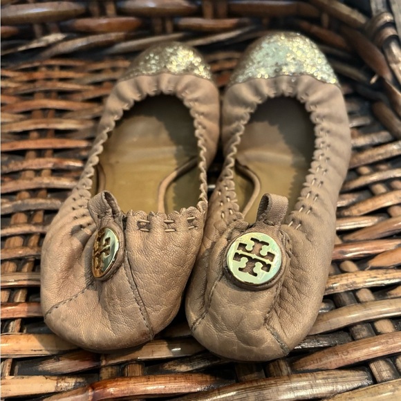Tory Burch Beige Flats with Sparkling Gold Toe in size 6 - Picture 4 of 13